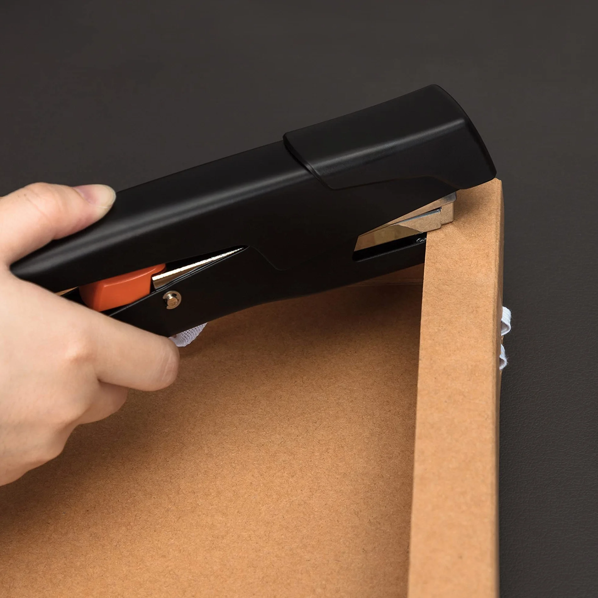 Amazon Basics – zszywacz ręczny, szczypce do zszywania, 25 kartek, czarny.