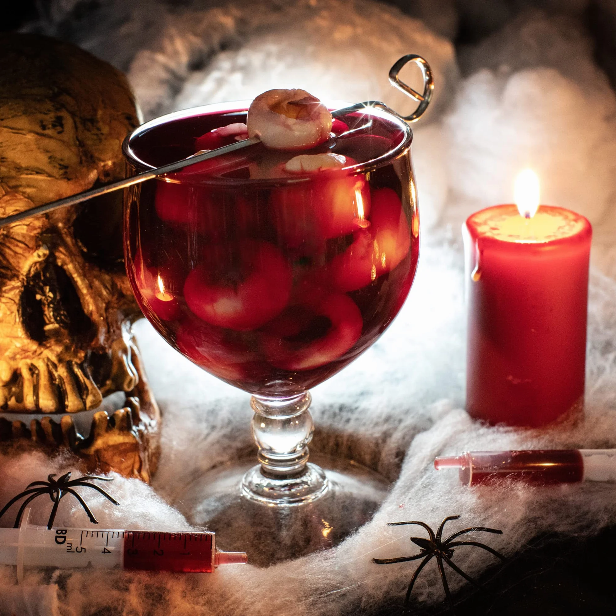 COM-FOUR® 26-czesciowy zestaw dekoracji na Halloween - rozciagliwa pajeczyna 500 g z 25 czarnymi pajakami - biala pajeczyna na Halloween, karnawal, horror lub imprezy tematyczne
